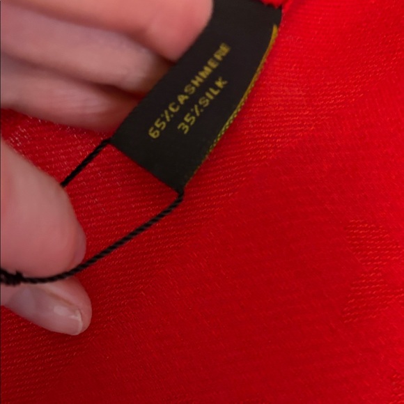 Elegant LV Scarf with dust bag🧣 - Picture 6 of 6